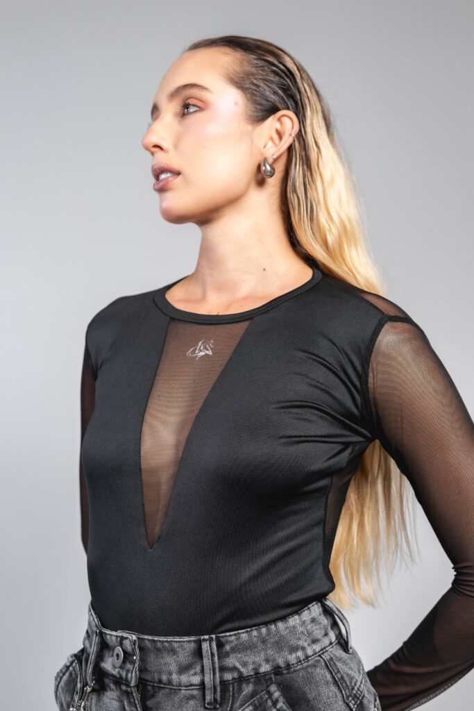 Blusa en malla negra - Image 2