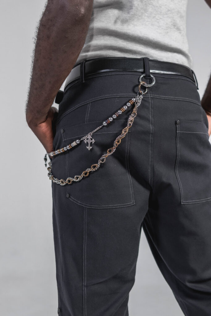 Pantalón negro con costuras grises - Image 4