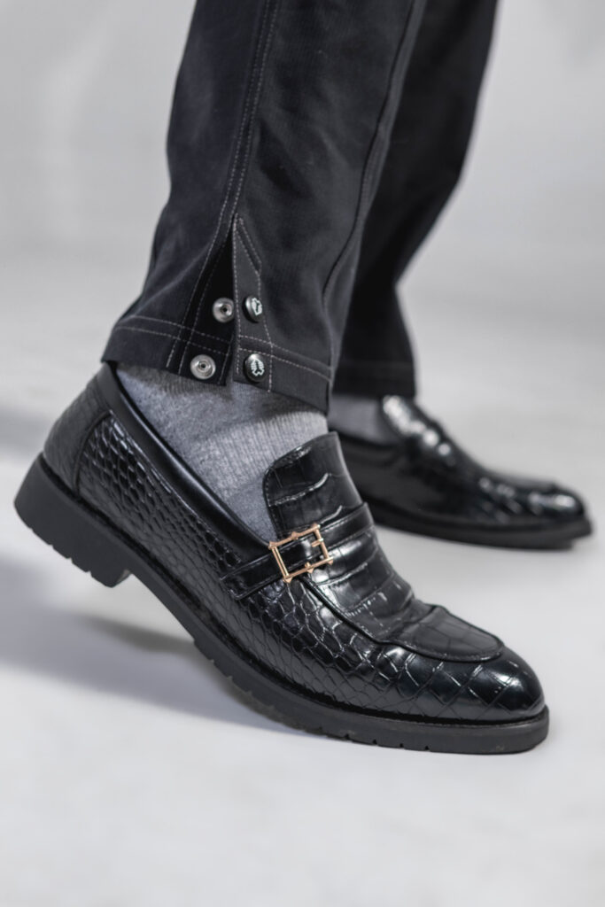 Pantalón negro con costuras grises - Image 5