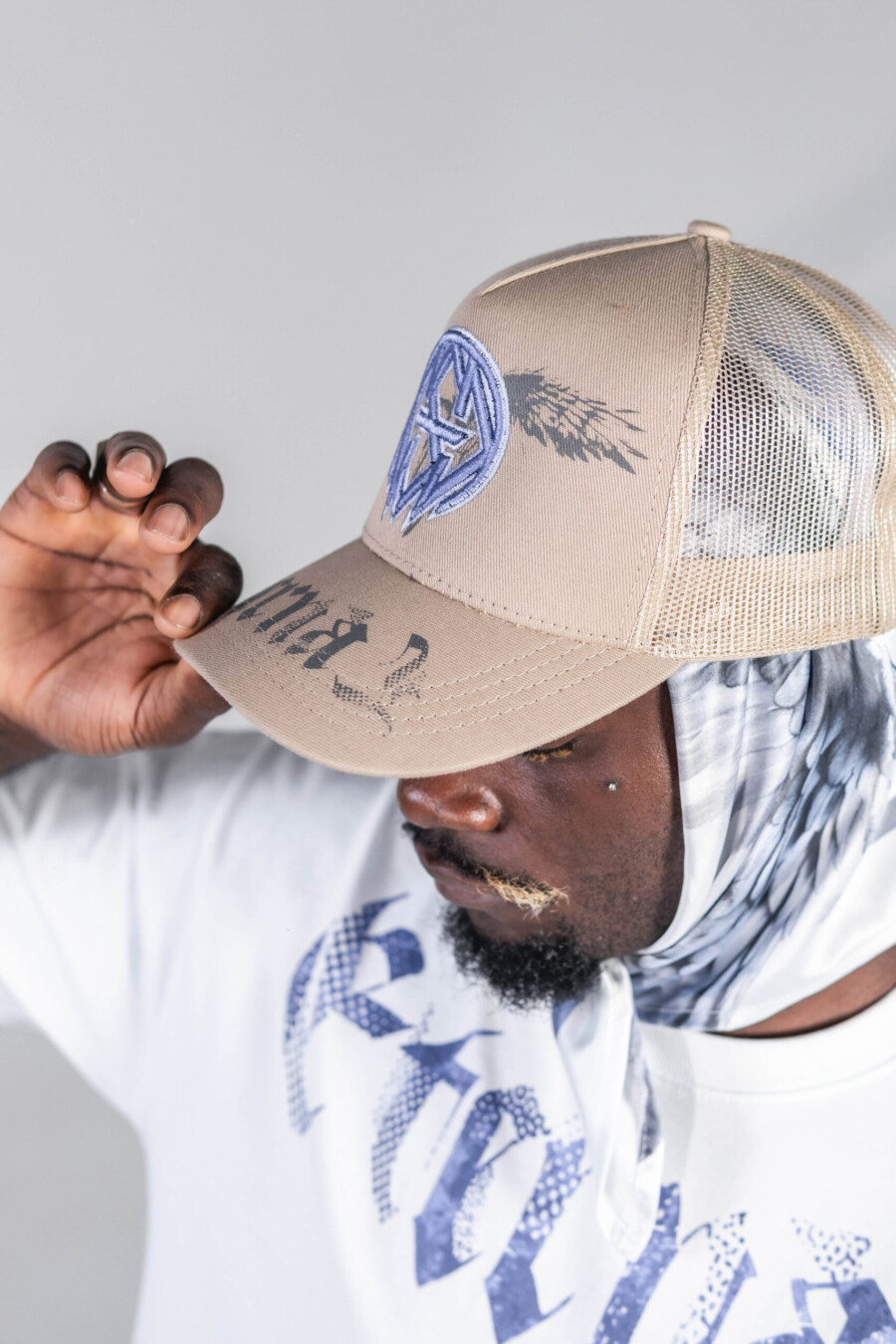 Gorra tipo trucker con bordado frontal