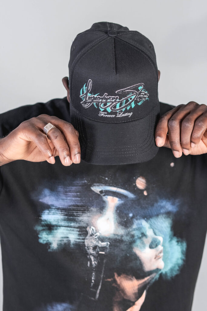 Gorra tipo trucker con bordado frontal de alta definición