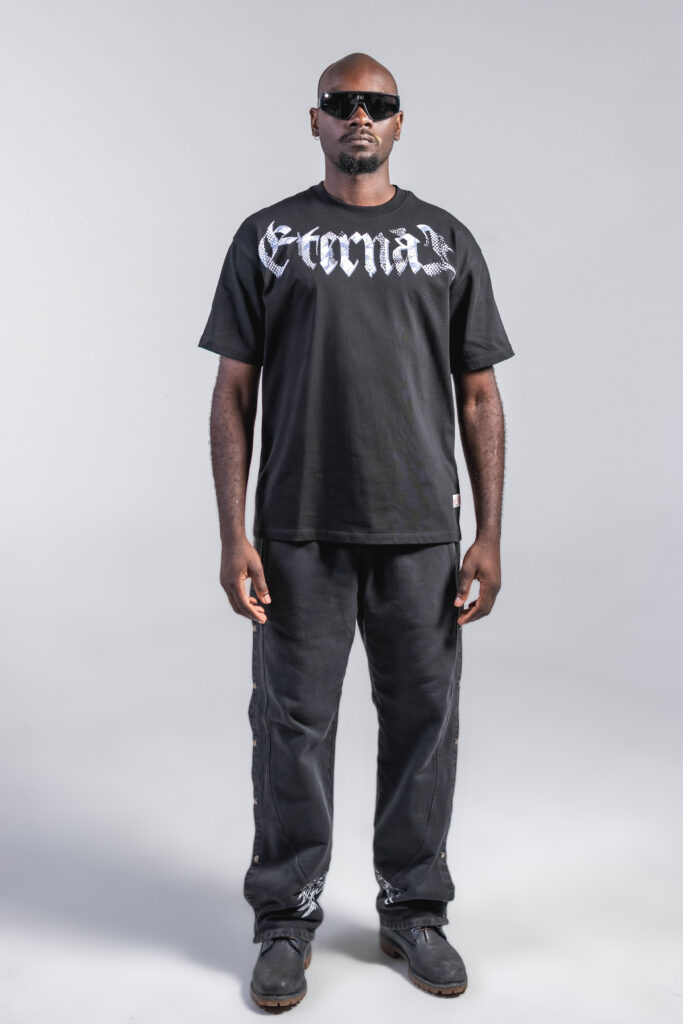 Camiseta negra de corte relajado