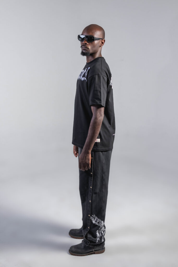 Camiseta negra de corte relajado - Image 2