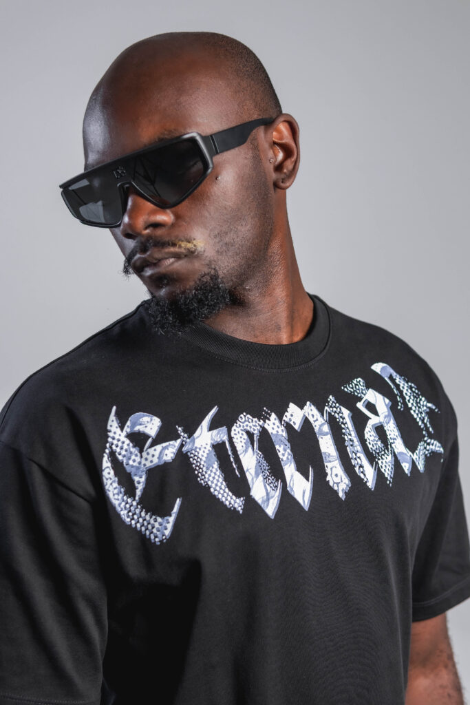 Camiseta negra de corte relajado - Image 3